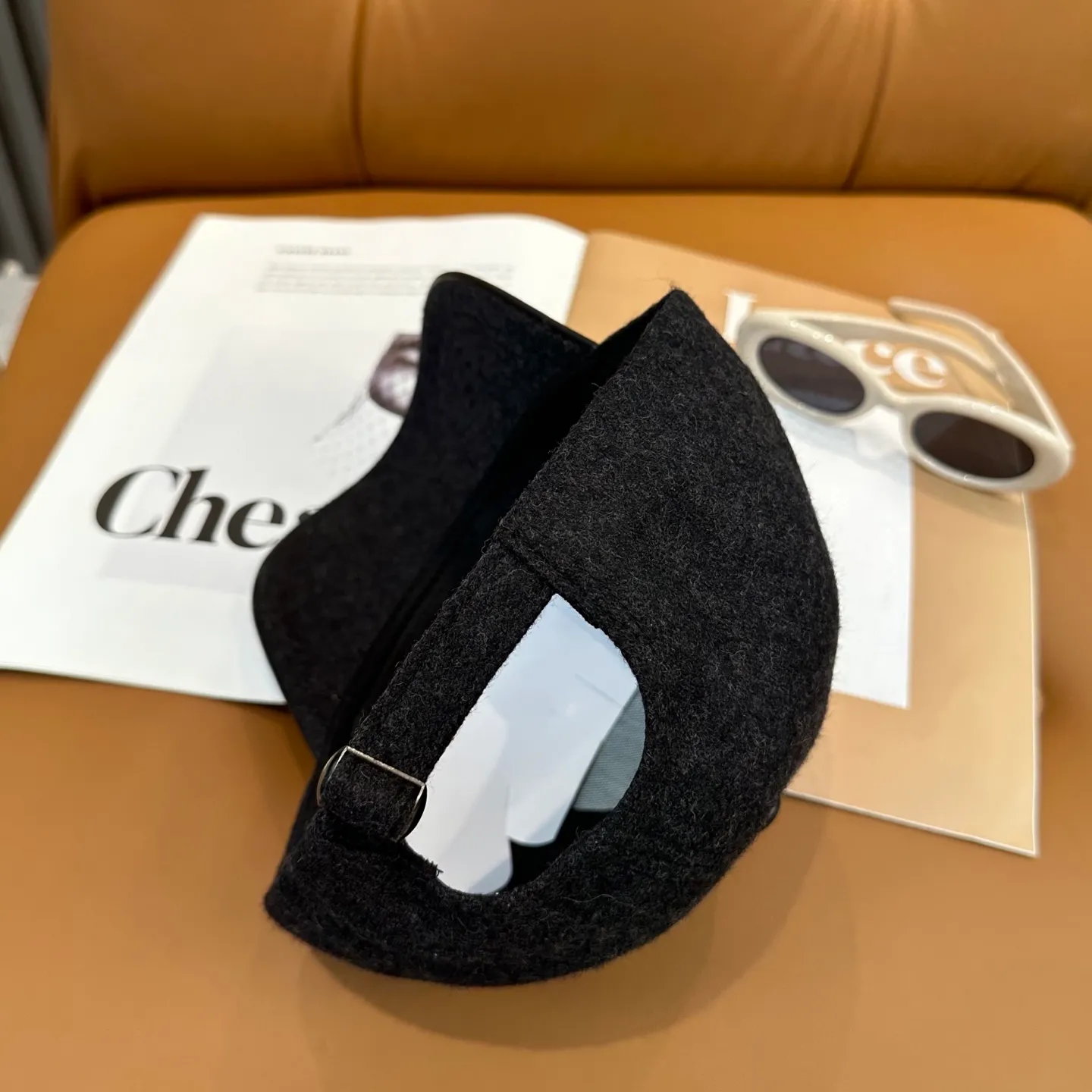 P60 Crow Heart's new autumn and winter fur-stitched baseball cap. It's full of autumn and winter atmosphere. The quality is great. The deepening of the hat shape makes it more elegant. It's very nice for both men and women. It's a classic among classics. It goes well with daily wear. Casual and fashionable.
